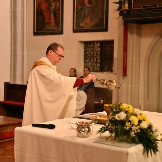 Loading...