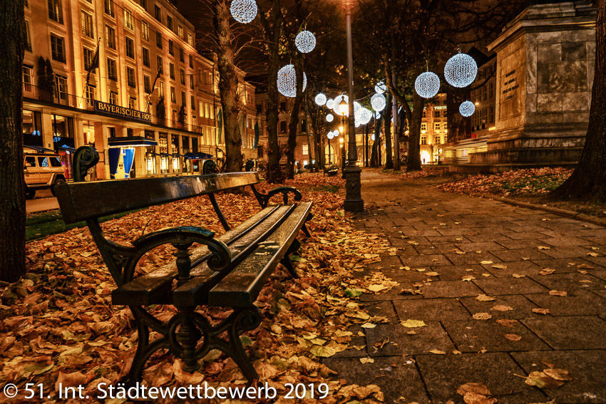 043 Platz-070-Claudia Topel 6319_Herbst in der Stadt