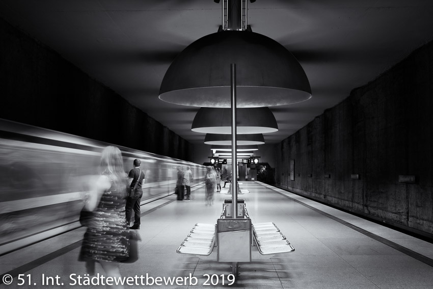 049 Platz-067-Brigitte Seitz 0422_U-Bahn
