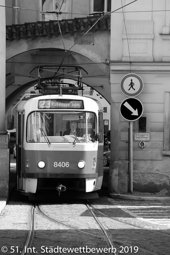 064 Platz-048-Ewald Stöckl 0419_Straßenbahn
