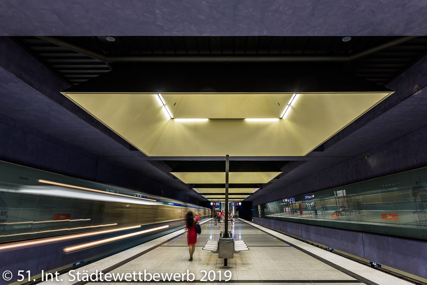 015 Platz-094-Gerhard Kuppelwieser 8504_Warten auf die U-Bahn