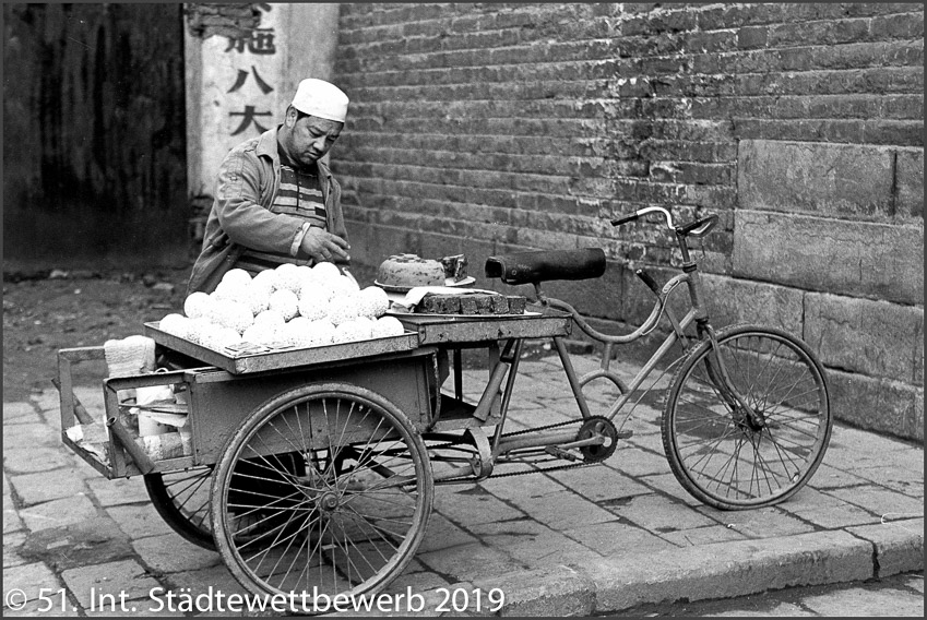 052 Platz-014-Willy Reinmiedl 9507_Straßenhändler