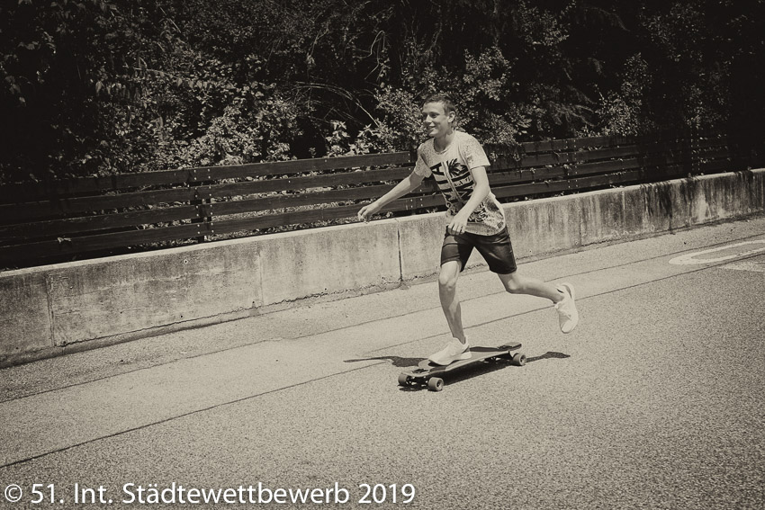 070 Platz-011-Thomas Steffl 0508_Longboardfahrer