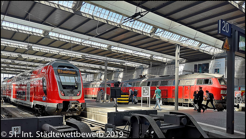 070 Platz-026-Swen Tornow 1502_Bahnhofstreiben