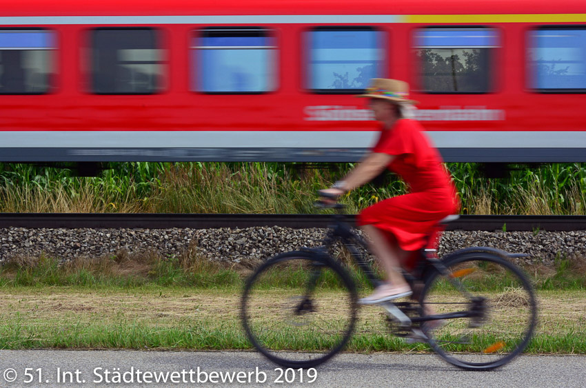 048 Platz-099-Michaela Wöss 3604_Unterwegs in Rot.jpg