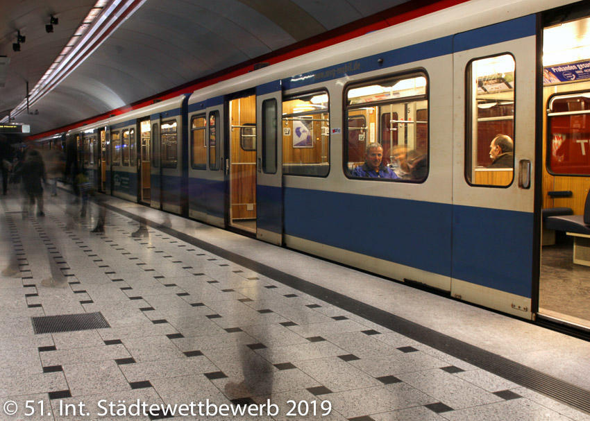 064 Platz-097-Robert Müller 6613_Einsteigen zur U-Bahn